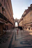 Moderne Einkaufsstraße (Fußgängerzone) in Lissabon