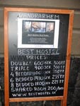 Schild mit Preisen des Best Hostel Old Town