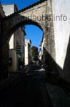 Petite ruelle dans la vieille ville de Saint-Tropez