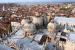 Blick auf die Kuppeln der Basilika und die Altstadt von Venedig vom Campanile Turm aus