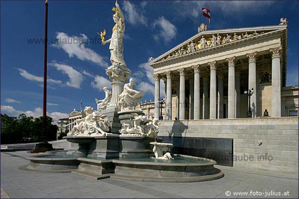 Der Bau des Wiener Parlaments erinnert an einen griechischen Tempel.