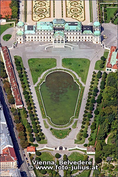 Aus der Luft betrachtet erkennt man die Anordnung der beiden Schlösser Belvedere, die mit der reich verzierten Gartenanlage eine architektonische Meisterleistung ergeben.